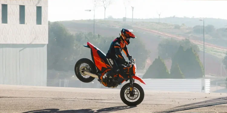 Vídeo: A referência das Supermoto está de volta – Conheça a KTM 690 SMC R 2026