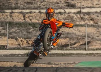 KTM 690 SMC R 2026: a rainha do supermoto volta à estrada