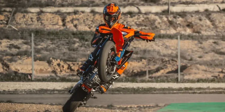 KTM 690 SMC R 2026: a rainha do supermoto volta à estrada