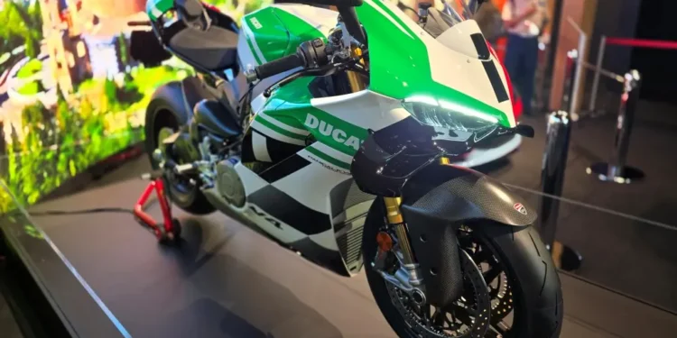 Panigale V4 Tricolore deslumbra em Osaka na semana da Emília-Romanha