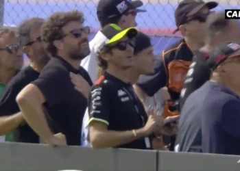 Reação Surpreendente de Valentino Rossi à Queda Chocante de Marc Márquez em Misano – Vídeo Imperdível!