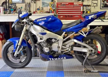 Uma Superbike a carburador que ainda faz corar as desportivas modernas: Yamaha R1 de 2000 está à venda