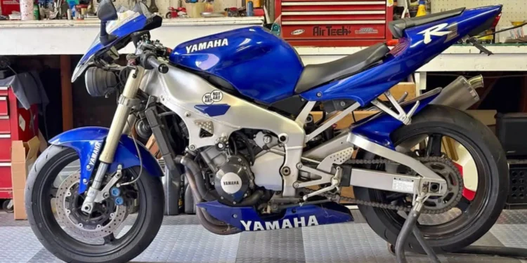 Uma Superbike a carburador que ainda faz corar as desportivas modernas: Yamaha R1 de 2000 está à venda