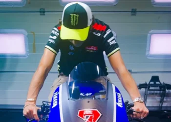 Valentino Rossi Aquece o Paddock ao Experimentar o Revolucionário Motor V4 da Yamaha!