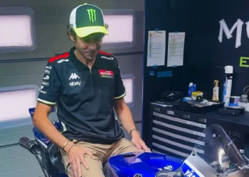 Antevisão Eletrizante: Valentino Rossi Surpreende ao Testar a Nova Yamaha V4 — O Regresso de uma Lenda ao MotoGP!