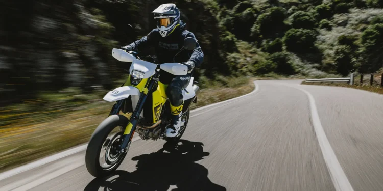 Husqvarna 701 Supermoto – Instinto urbano e performance de circuito