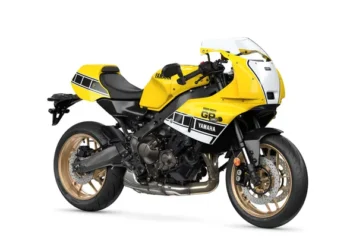 Yamaha XSR900 GP 2026 homenageia Kenny Roberts e a era dourada do motociclismo
