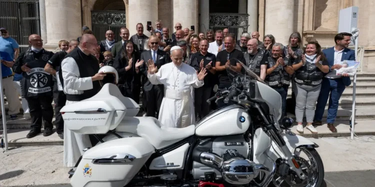 Leilão solidário da BMW R 18 Transcontinental assinada pelo Papa Leão XIV rende 130 mil euros para ajudar crianças em Madagáscar