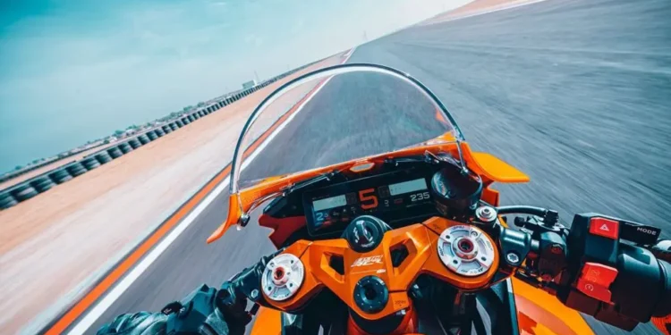 Está quase a chegar: Conheça a KTM 990 RC R 2026, que promete desempenho, precisão e atitude em duas rodas