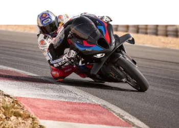 Conhece a BMW M1000RR? Eis a máquina campeã que Miguel Oliveira terá nas mãos em 2026