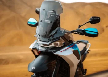 CFMoto prepara uma nova ofensiva com uma trail tricilíndrica de 1.000cc