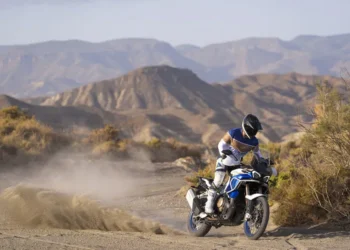 MV Agusta Enduro Veloce 2026: A aventureira italiana renova-se com novas cores e mais equipamento