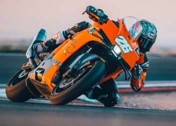 Vídeo: Veja a KTM 990 RC R em ação, com Dani Pedrosa a levar o modelo de 2026 à pista