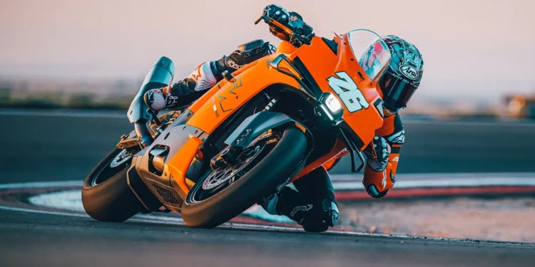 Vídeo: Veja a KTM 990 RC R em ação, com Dani Pedrosa a levar o modelo de 2026 à pista