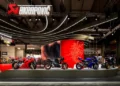 Akrapovič celebrou marco histórico e estreia mundial no EICMA 2025