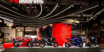 Akrapovič celebrou marco histórico e estreia mundial no EICMA 2025