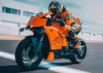 Vídeo: KTM 990 RC R 2026, a nova expressão de performance READY TO RACE