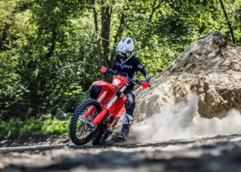 Airoh apresenta as novidades 2026 na EICMA 2025 com Aviator Factory, Aviator 3 EVO e o novo sistema AMS2 EVO