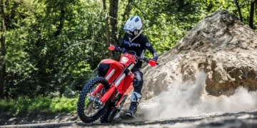 Airoh apresenta as novidades 2026 na EICMA 2025 com Aviator Factory, Aviator 3 EVO e o novo sistema AMS2 EVO