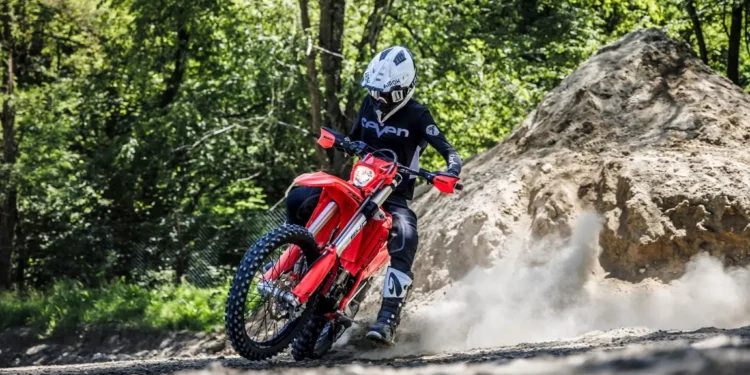 Airoh apresenta as novidades 2026 na EICMA 2025 com Aviator Factory, Aviator 3 EVO e o novo sistema AMS2 EVO