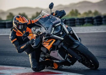 Bajaj assume controle total da KTM