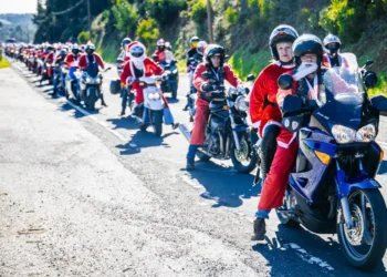 Desfiles de Pais e Mães Natal Motards levam o espírito de Natal a várias cidades