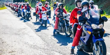 Desfiles de Pais e Mães Natal Motards levam o espírito de Natal a várias cidades
