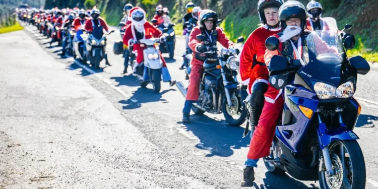 Desfiles de Pais e Mães Natal Motards levam o espírito de Natal a várias cidades