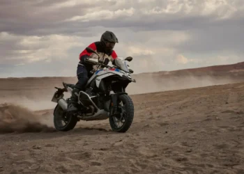 Conheça algumas das novidades que a BMW Motorrad traz em 2026: atualizações de cores e renovações em modelos de referência