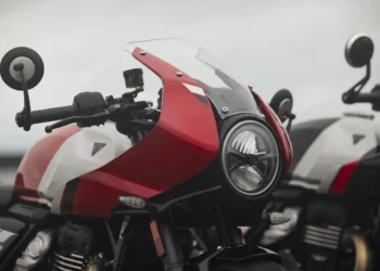Triumph amplia a gama 400: Duas novas interpretações entre Flat Track e Cafe Racer