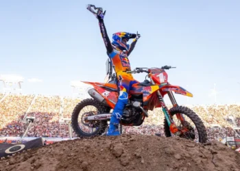 KTM cada vez mais competitiva e com motos que levam pilotos a brilhar! 2025 é ano histórico com 28 títulos mundiais em 2025