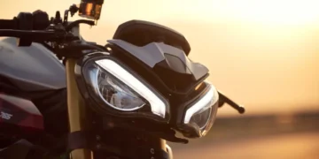 Triumph eleva conceito de desportiva naked com a Street Triple 765 RX, uma derradeira proposta para as pistas