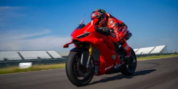 Ducati Panigale V4 R MY26 foi apresentada em Lisboa e a primeira unidade já entregue ao novo dono
