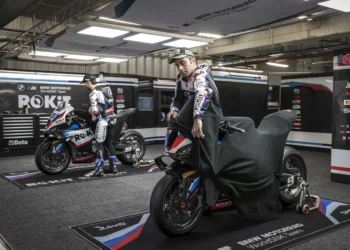 A BMW de Miguel Oliveira apresenta uma nova pintura arrojada para a temporada de 2026 do WorldSBK
