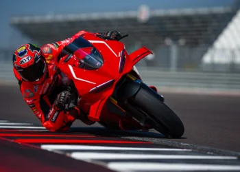 Ducati reinventa o padrão das mudanças nas motos de estrada com tecnologia direta do MotoGP