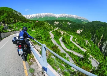 Carta de condução de moto na Europa: Regras comuns e sanções sem fronteiras