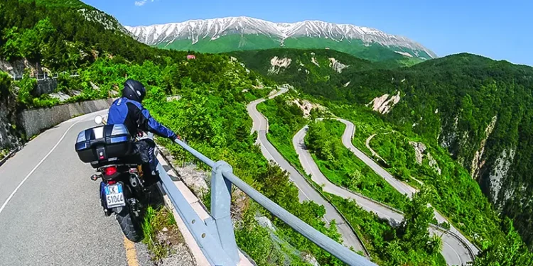 Carta de condução de moto na Europa: Regras comuns e sanções sem fronteiras