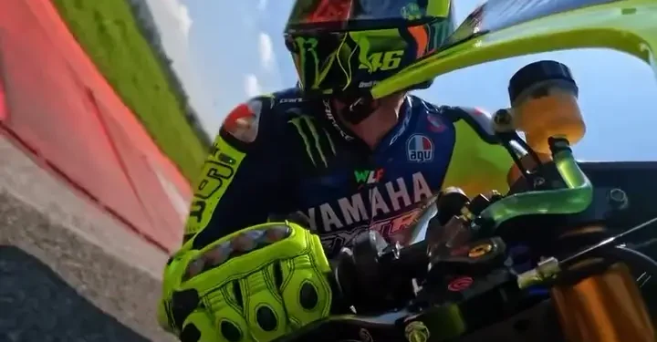 VIDEO – Valentino Rossi desafia a idade e impressiona em treino privado de MotoGP