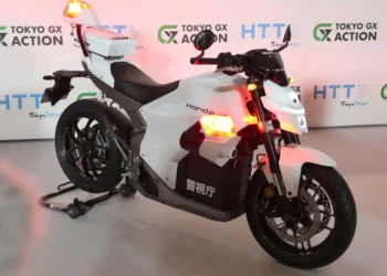 Polícia japonesa aposta na eletrificação e integra a Honda WN7 na frota oficial que «veste» assim novas cores, publicamente, pela primeira vez