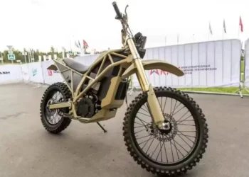 Kalashnikov explora novos caminhos no mundo das motos com soluções utilitárias fora do comum