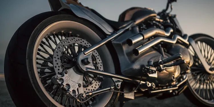 Custom Works Zon leva a Royal Enfield Classic 650 a um extremo inesperado com um projeto de dois motores