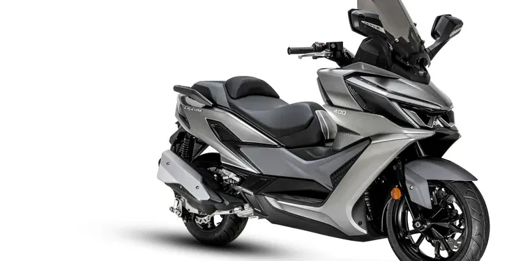 SYM Cruisym 400: Nova maxi-scooter aposta em tecnologia e conforto para subir de patamar