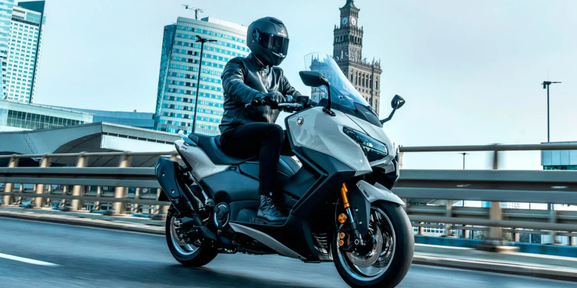 Yamaha TMAX Tech MAX 2026: Sofisticação e rigor técnico no topo do universo scooter