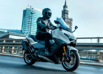 Yamaha TMAX Tech MAX 2026: Sofisticação e rigor técnico no topo do universo scooter