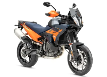 KTM apresenta 890 SMT 2026: A sport-tourer que continua a jogar fora da caixa