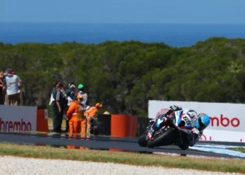 Nicolò Bulega domina corrida 1 de Superbike na Austrália: Miguel Oliveira começa a época com um 8º lugar