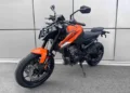 KTM 790 Duke 2026 revela nova identidade e estreia travões WP de produção