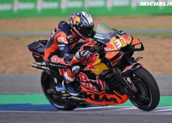 Pedro Acosta estreia-se a ganhar no MotoGP após penalização a Márquez na última volta