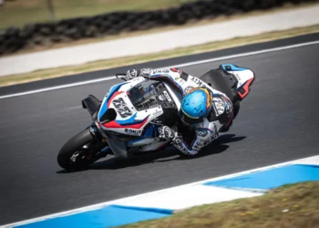 Miguel Oliveira surpreende com recuperação notável na estreia no WorldSBK em Phillip Island, conquistando 13 posições em corrida