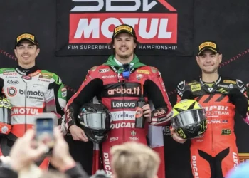 Bulega incontestado: vitória em impressionante demonstração à chuva em Phillip Island!